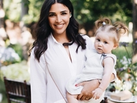 Санта Димопулос показала, как забавно смеется ее годовалая дочь