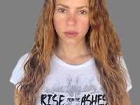 43-летняя Шакира восхитила фигурой в обтягивающем мини-платье