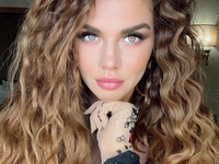 «Королева хаоса»: Анна Седокова похвасталась сочными ножками в мини-шортах