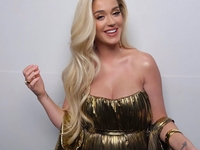 Из блондинки в брюнетку: Кэти Перри обескуражила новой прической