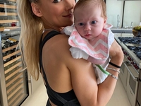 Анна Курникова показала подросших двойняшек от Энрике Иглесиаса