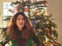 Рыжеволосая Сальма Хайек удивила фанов снимками с совой на голове