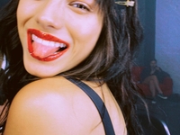 Слишком горяча! Андраде показала секси-образы из нового клипа