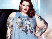 Наряд под елочку: Пышнотелая модель засветилась в облегающем комбинезоне