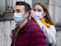 Как правильно носить маску, чтобы не спровоцировать появление на лице угревой сыпи