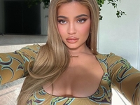 Кайли Дженнер засветила свои прелести в обтягивающем платье