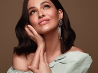 «Впервые за 15 лет»: Даша Астафьева показала пышный бюст в откровенном боди