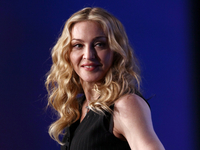 Смелое селфи: 62-летняя Мадонна в купальнике засветила свой шрам