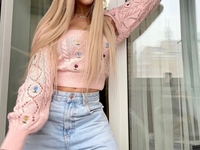 «Новогодние шарики»: Леся Никитюк оголила грудь в экстремальном мини-платье