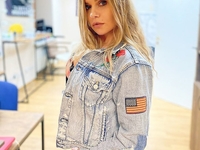 В латексном плаще: жена Олега Винника потрясла своей фигурой