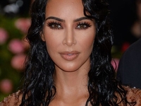 Вот это наряд! Ким Кардашьян поразила сеть накладным прессом