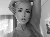 Редкий кадр: Одесская Барби снялась топлес и поразила сеть