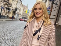 Ирина Федишин устроила праздничную фотосессию в пикантном наряде