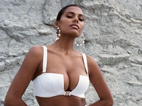 "В ожидании Санты": Тина Кунаки снялась в откровенном купальнике