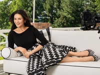 Кэтрин Зета-Джонс похвасталась стройным телом в бикини