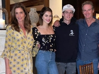 Синди Кроуфорд очаровала Сеть новогодней открыткой с мужем и детьми