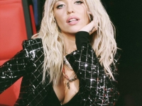 «Горит все»: Надя Дорофеева блеснула шикарными формами в мини-платье