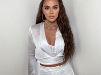 Слишком откровенно: Хлои Кардашьян показала фанатам свои дыньки