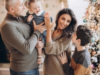 Санта Димопулос очаровала Сеть новогодней фотосессией с мужем и детьми