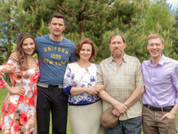 В откровенном платье у елки: Звезда "Спіймати Кайдаша" показала новогодний образ