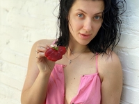 «Уберите детей от экранов»: Снежана Бабкина в одних трусах показала танец ягодицами