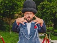 MONATIK показал, как проводит время с детьми на дорогом курорте