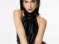 В платье с глубоким декольте: Дуа Липа появилась на обложке Vogue в образе блондинки