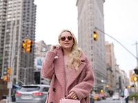 Самый летний и яркий цвет: как носить розовый зимой