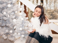 Илона Гвоздева очаровала Сеть рождественской фотосессией с семьей