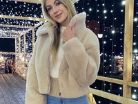 В одном халате: Леся Никитюк удивила странным фото со снеговиком