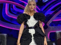 Оля Полякова показала рождественское фото с мужем и детьми