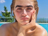 Эпатажная София Хаджипантели не удержала пышную грудь в наряде с декольте