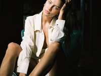 Бывшая девушка Брэда Питта похвасталась стройным телом в бикини