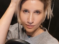 В майке на голое тело: Анита Луценко поразила своей сексуальностью