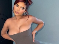 Сочные формы: у Кайли Дженнер грудь «выпала» из купальника