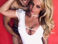 Бритни Спирс запостила пляжное фото с молодым бойфрендом