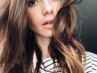 Прямо из ванной: Лили Коллинз засветила шикарную фигуру в эффектном образе