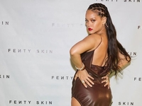 Рианна взорвала Сеть пикантной фотосессией в прозрачном белье