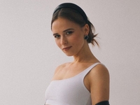 "Мама в деле": Анна Кошмал запостила пляжное фото в купальнике