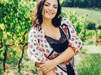 Наталья Холоденко приобрела себе дорогущую картину Бориса Гребенщикова