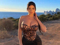 В куртке на голое тело: Деми Роуз засветила пышную грудь на новых фото