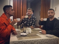 Андрей Рыбак рассмешил Сеть снимками "располневших" участников "Холостячки"