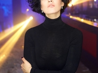 Астафьева засветила пышную грудь крупным планом