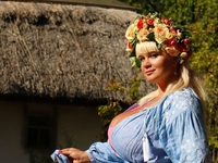 Модель с 15 размером груди показала, как использует бюст не по назначению