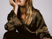 Старшая дочь Веры Брежневой показала аппетитные формы в мини-платье