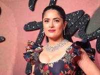 Сальма Хайек похвасталась пышным бюстом в платье со смелыми вырезами