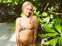 Падчерица Потапа показала эффектное видео, где выходит из моря в бикини