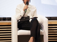 Сидя на песке: бывшая жена Потапа сверкнула оголенными ножками