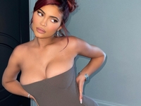 Аппетитная Кайли Дженнер показала, как плещется в бассейне