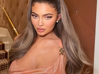 Кайли Дженнер в обтягивающем платье засветила сочные «дыньки»